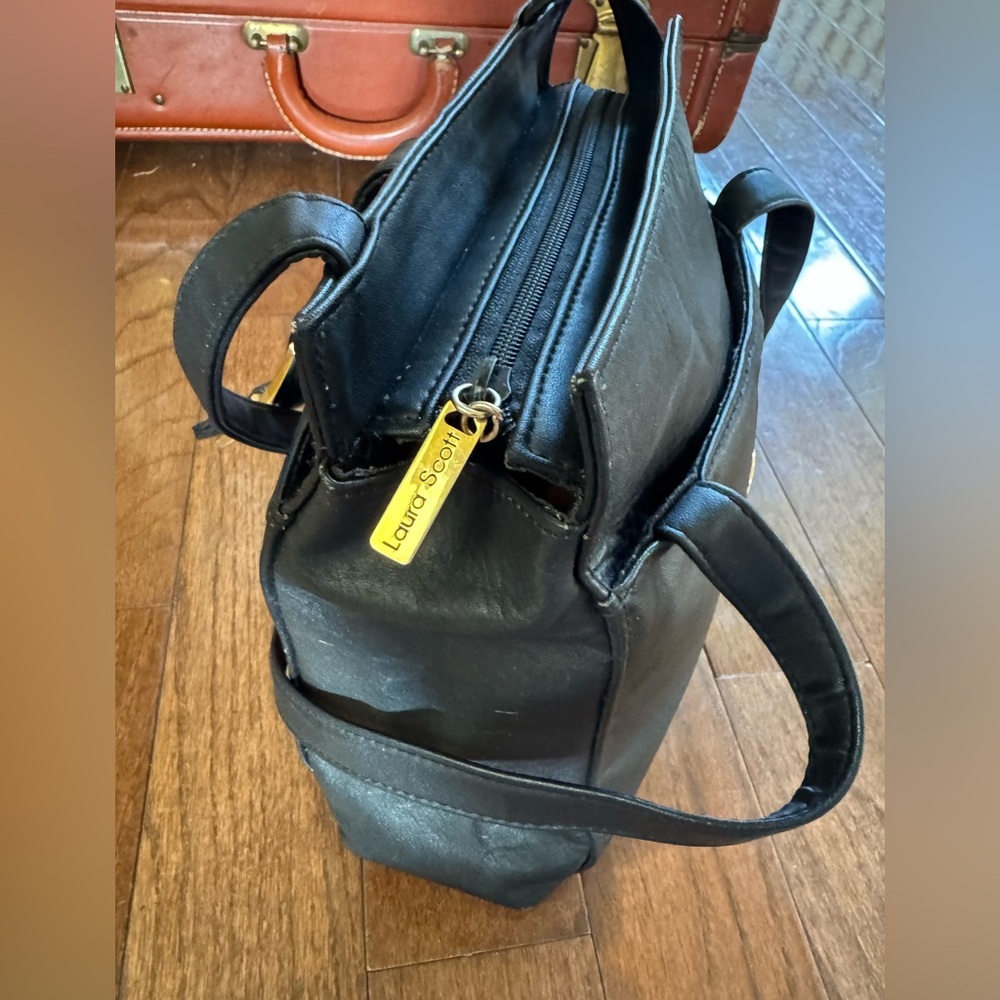 Laura Scott Black shoulder bag with front and back outer pockets, snap closure. - Picture 5 of 12